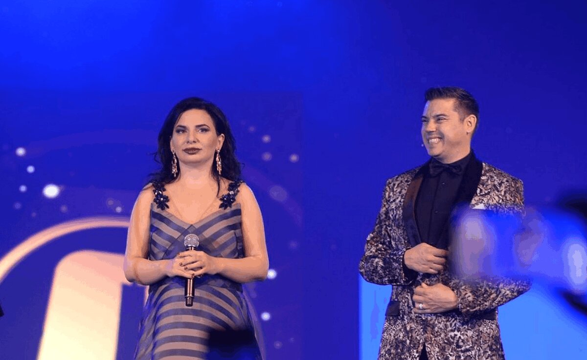 Das Lachen dürfte ihm inzwischen gründlich vergangen sein. Sebastian Greenwood mit Ruja Ignatova bei einem OneCoin-Veranstaltung 2016 in Macau. Das Bild stammt von einer Facebookseite von OneCoin.
