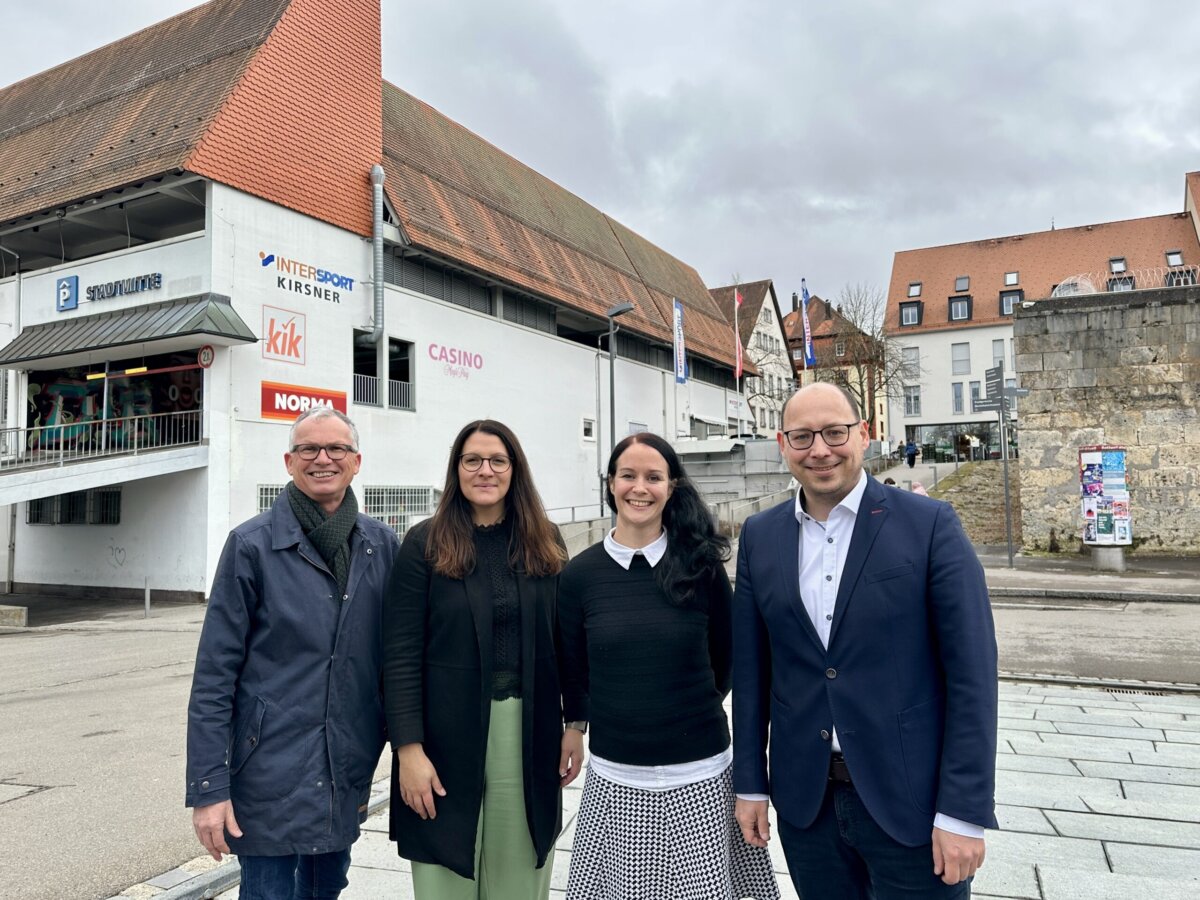 Das Geschäfts- und Parkhaus am Kriegsdamm gehört nun der Stadt
Rottweil (von rechts): OB Dr. Christian Ruf, Julia Rothamer, Geschäftsführerin des
bisherigen Eigentümers TCW GmbH, Bürgermeisterin Ines Gaehn sowie
Fachbereichsleiter Rudolf Mager (Foto: Stadt Rottweil / Hermann).