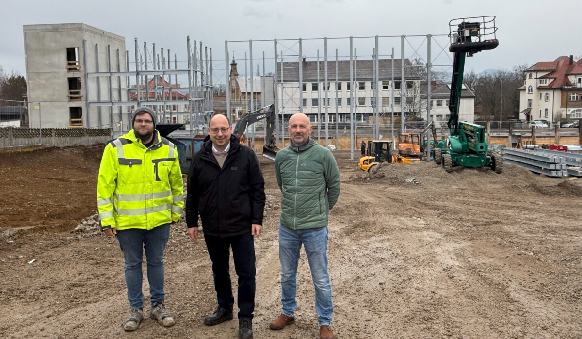 Stippvisite auf der Baustelle für das künftige Parkhaus „Stadtmitte Süd“: Oberbürgermeister Christian Ruf informiert sich bei Bauleiter Timo Schneider (links), gemeinsam mit dem städtischen Abteilungsleiter Hochbau Christof Birkel (rechts) über den Baufortschritt. Links im Bild eines der beiden Treppenhäuser. Im Hintergrund ist bereits das Tragwerk für die Parkebenen zu erkennen. Zur Orientierung: Das Bild entstand mit Blickrichtung Königstraße, ganz im Hintergrund ist unter anderem die Markthalle („Möbelwagen“) zu erkennen (Foto: Stadt Rottweil/Hermann).