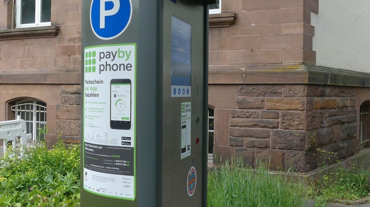 Bald werden die Aufkleber von paybyphone  durch die von Parkster ausgetauscht. Archiv-Foto: him