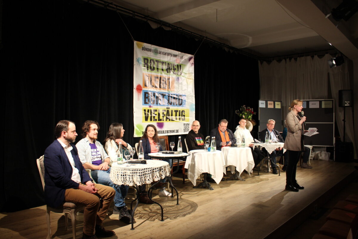 Das Podium v.l.: Andreas Anton (FDP), Marius Dettki (Volt), Verena Föttinger (ÖDP), Carmen Jäger (CDU), Dr. Andreas Ragoschke-Schumm (Grüne), Manfred Regele (FWV), Mika Schmid (Linke) und Mirko Witkowski (SPD). Foto: Moni Marcel