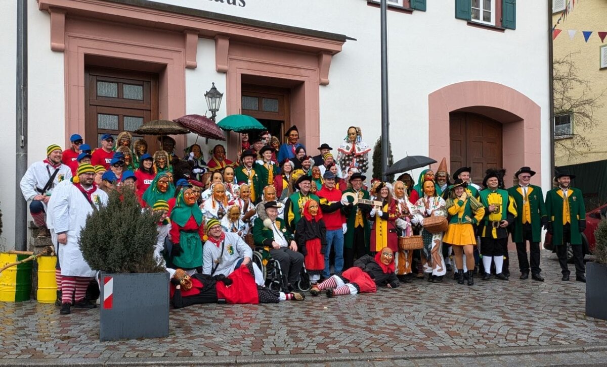 Hexe, Bär und Mockele: Diese drei Narrentypen stehen beispielhaft für die Narrenzünfte in der Ge-
meinde, die in diesem Jahr beim Rathausempfang für einen bunten Auftakt der diesjährigen Fast-
nachtssaison sorgten. Foto: pm
