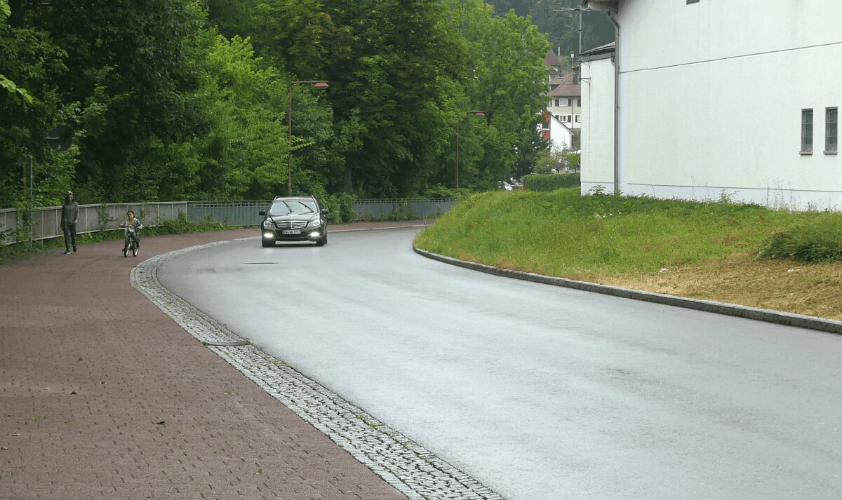 Hier besteht ein Parkverbot, weil der Geh- und Radweg nicht durch einen Bordstein von der Fahrbahn getrennt ist. Archiv-Foto: him