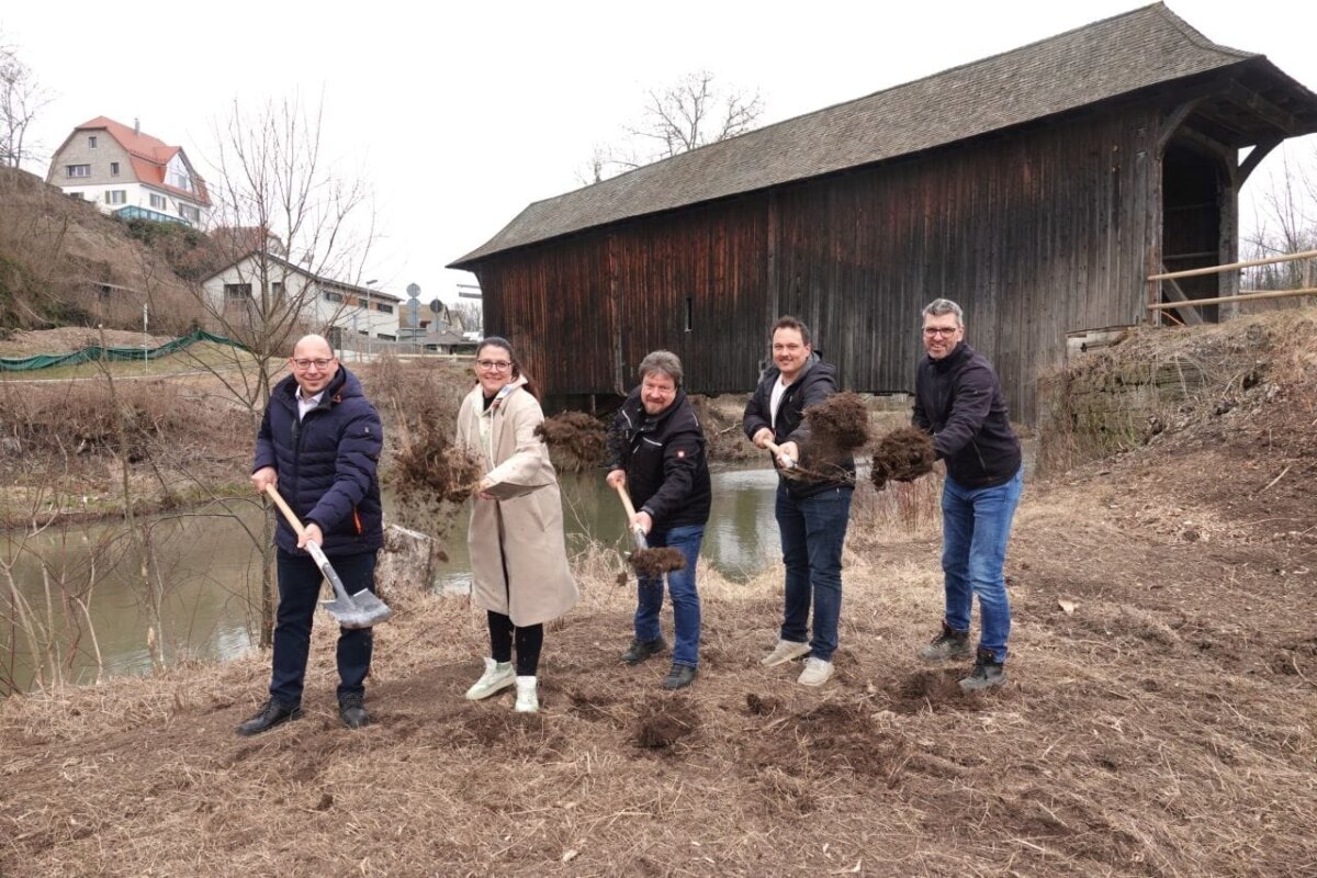 Baustart für die neue Neckarbrücke In der Au: Die Brücke erschließt künftig das gesamte Landesgartenschaugelände und entlastet die benachbarte Schindelbrücke, die künftig nur noch als Rad- und Fußwegverbindung dienen wird. Im Hintergrund die historische Schindelbrücke. Diese Unser Bild zeigt von links Oberbürgermeister Dr. Christian Ruf, Bürgermeisterin und Landesgartenschau-Geschäftsführerin Ines Gaehn, Axel Schlee von der bauausführenden Firma Bau-Steeb GmbH aus Sulz, Projektleiter Sebastian Jauch von der städtischen Tiefbauabteilung sowie Markus Vollmer von Tragwerkeplus (Planung und Bauleitung) aus Reutlingen (Foto: Stadt Rottweil / Hermann).