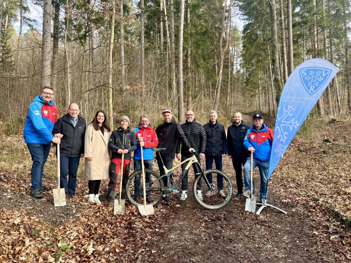 Feierlicher Spatenstich im Stadtwald: Rottweil bekommt eine Mountainbike-Strecke. Möglich macht’s eine Zusammenarbeit von Stadt und Schneelaufverein – und jede Menge Muskelkraft der fleißigen Vereinsmitglieder, die beim Bau der Strecke mithelfen werden. Das Bild zeigt von links: Tobias Frommer (Vorstand Schneelaufverein), OB Dr. Christian Ruf, Bürgermeisterin Ines Gaehn, Fabian Hohl (Trailbauer), Florian Fischer (Vorstand Schneelaufverein) Mark Bläsius (Spartenleiter Radsportgruppe Schneelaufverein), Jochen Barth (Radsportgruppe), Christian Mauch (Städtische Forstverwaltung), Patrik Rau (Kultur- und Sportamt) sowie Rolf Schanz (Vorstand Schneelaufverein) (Foto: Stadt Rottweil / Schmidt).