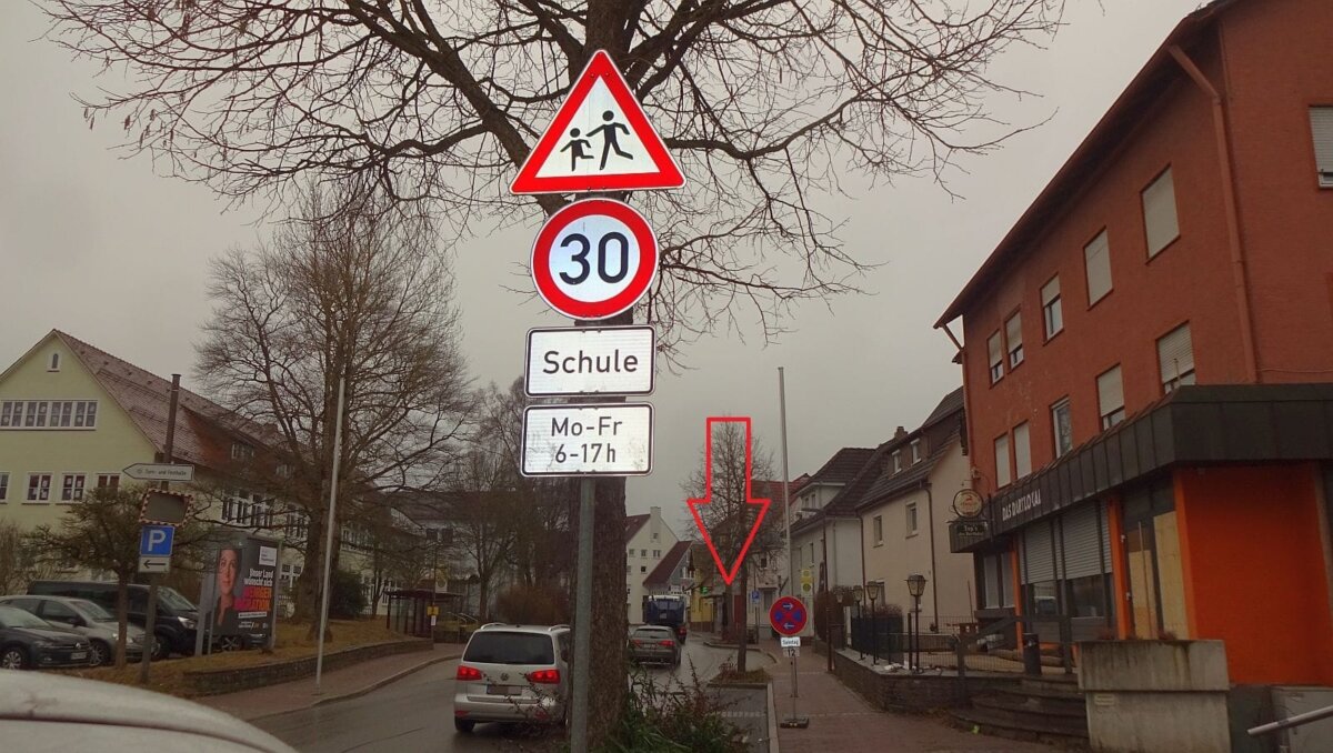 Die Beschilderung an der Sulgauer Straße war einem Bürger ein Dorn im Auge. Links die Grund wund Werkrealschule, der Blitzer ist rechts hinten (roter Pfeil) zu erkennen) Foto: rem