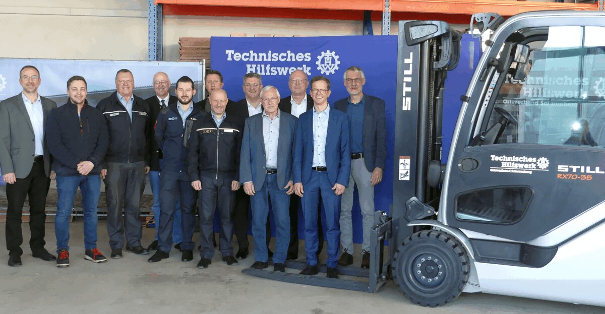 Vertreter der Firmen, des THW und der Lieferfirma mit  Landrat Wolf-Rüdiger Michel (vierter von links) und Volker Benz (sechster von rechts). Foto: him