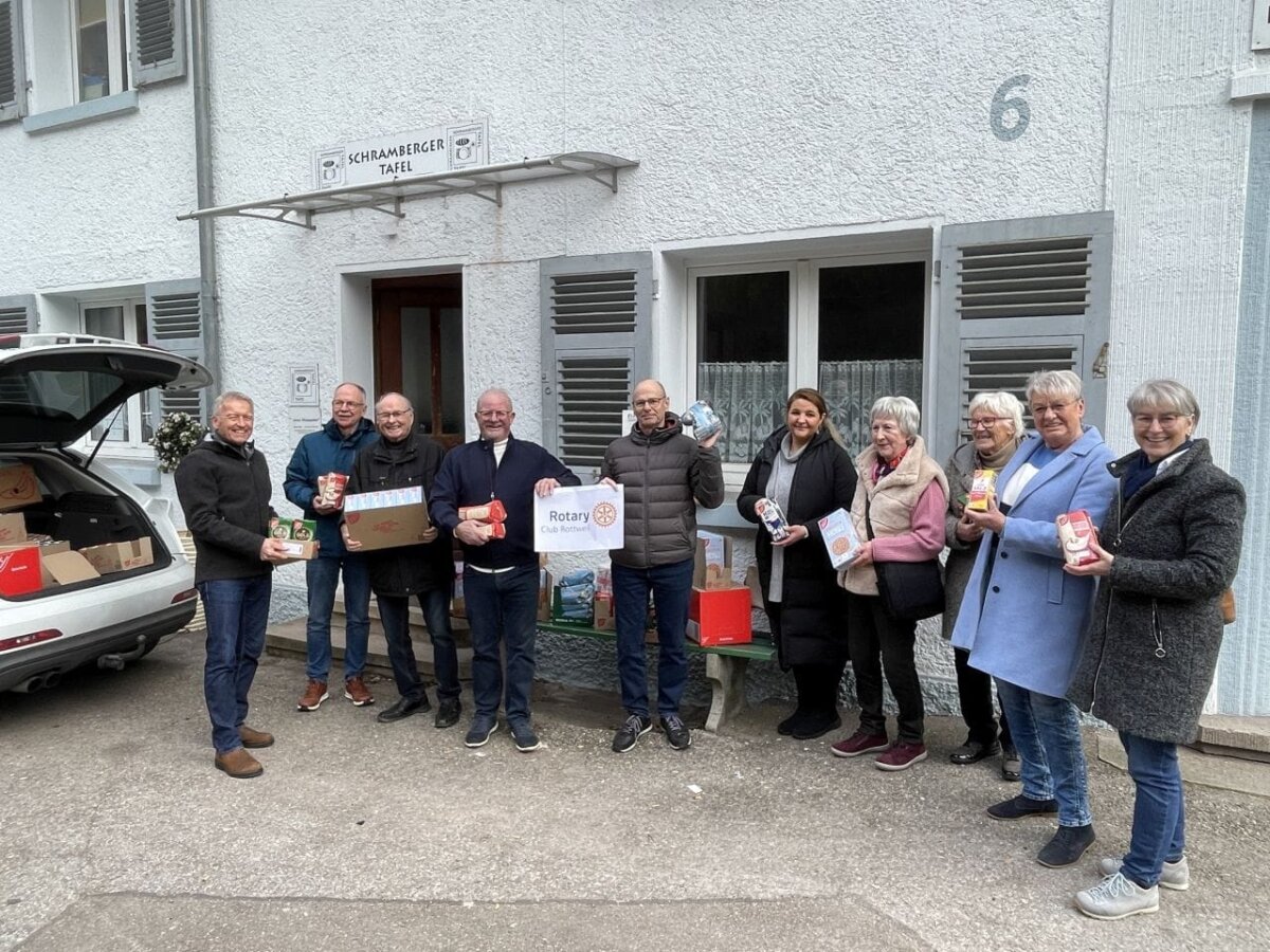 Von links nach rechts: Klaus Herrmann, Carl-Friedrich Eder, Georg Stollbert und Karl Schinle (alle Rotaryclub Rottweil), Peter Stollbert (Präsident Rotaryclub Rottweil), Stefanie Niethammer und Elfriede Stoll (beide Leitung Tafelladen Oberndorf), Elisabeth Spöttle (Leitung Tafelladen Schramberg), Gisela Rehberg (Leitung Tafelladen Rottweil) und Anja Banholzer (Leitung Soziale Dienste, DRK Kreisverband Rottweil). Foto: Rotaryclub Rottweil