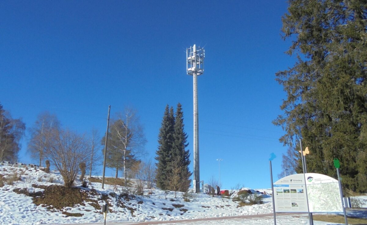 Seit mehr als drei Jahren steht der Mast an der Remsbachhöhe schon - und immer noch sind nicht alle Anbieter dort mit Sendeanlagen vertreten. Die Aufnahme stammt vom Januar 2022. Foto: him