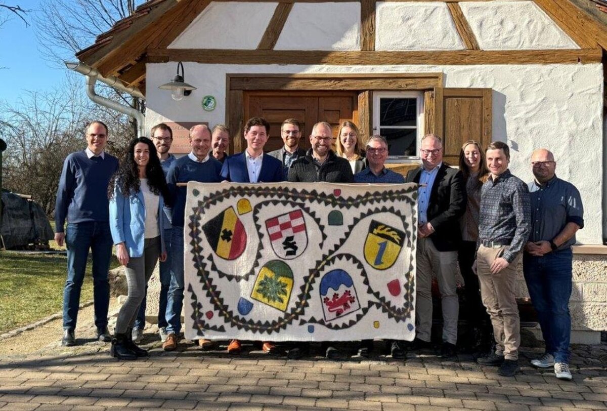Frank Nann (Geschäftsführer der N!-Region 5 G), Dominique Drechsel (Hauptamt Denkingen), Timo Hirt (Stadtplanung, Naturschutz, Stadt Spaichingen), Thomas Albrecht (Bürgermeister der Gemeinde Wellendingen), Max Hugger (Bauamt Deißlingen), Fabian Biselli (Bürgermeister der Gemeinde Denkingen), Nathanael Schwarz (Bürgermeister der Gemeinde Balgheim), Ralf Ulbrich (Bürgermeister der Gemeinde Deißlingen), Heike Burgbacher (Bürgermeisterin der Gemeinde Dürbheim), Dominic Butz (Bürgermeister der Gemeinde Frittlingen), Benedikt Buggle (Bürgermeister der Gemeinde Mahlstetten), Carolin Frech (Hauptamt Wellendingen), Raphael Erath (Hauptamt Deißlingen) und
Marc Krasser (Bauamt Aldingen. Foto: pm