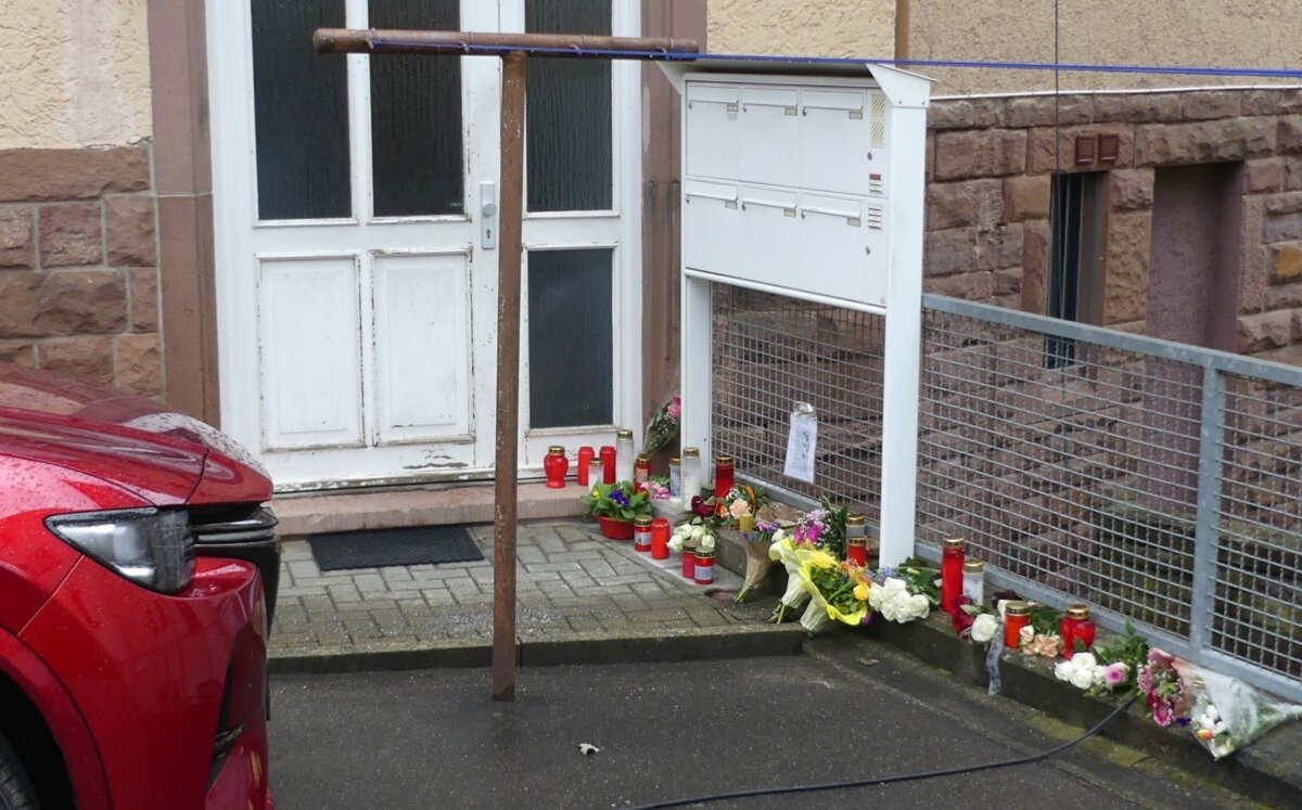 Freunde und Verwandte der Getöteten haben am Tatort Blumen und Kerzen abgelegt. Foto: him