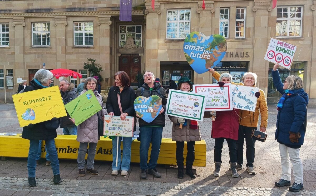 Die Omas und Opas for Future demonstrierten vor der Bundestagswahl vor dem Schramberger Rathaus. Foto: him