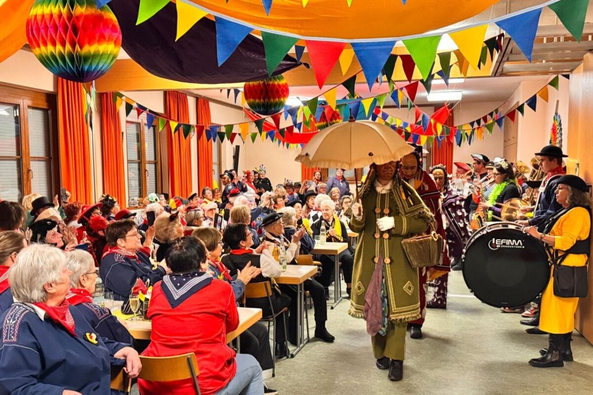 Mit einem "Lebigen Bild" wurde die Frauen-Treff-Fasnet in der Altstadt eröffnet. Fotos: Barbara Bien