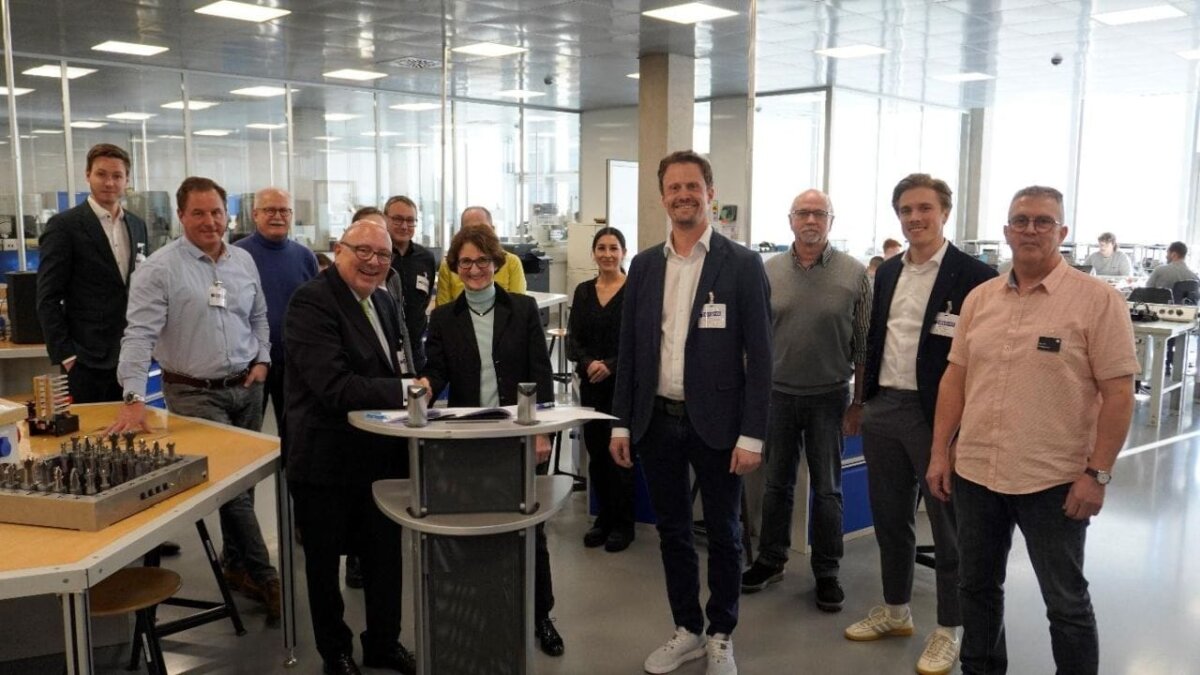 Vertreter des ITGA Verbands und von Campus Schule-Wirtschaft in der Ausbildungswerkstatt von TRUMPF Laser bei der Vertragsunterzeichnung. Foto: pm