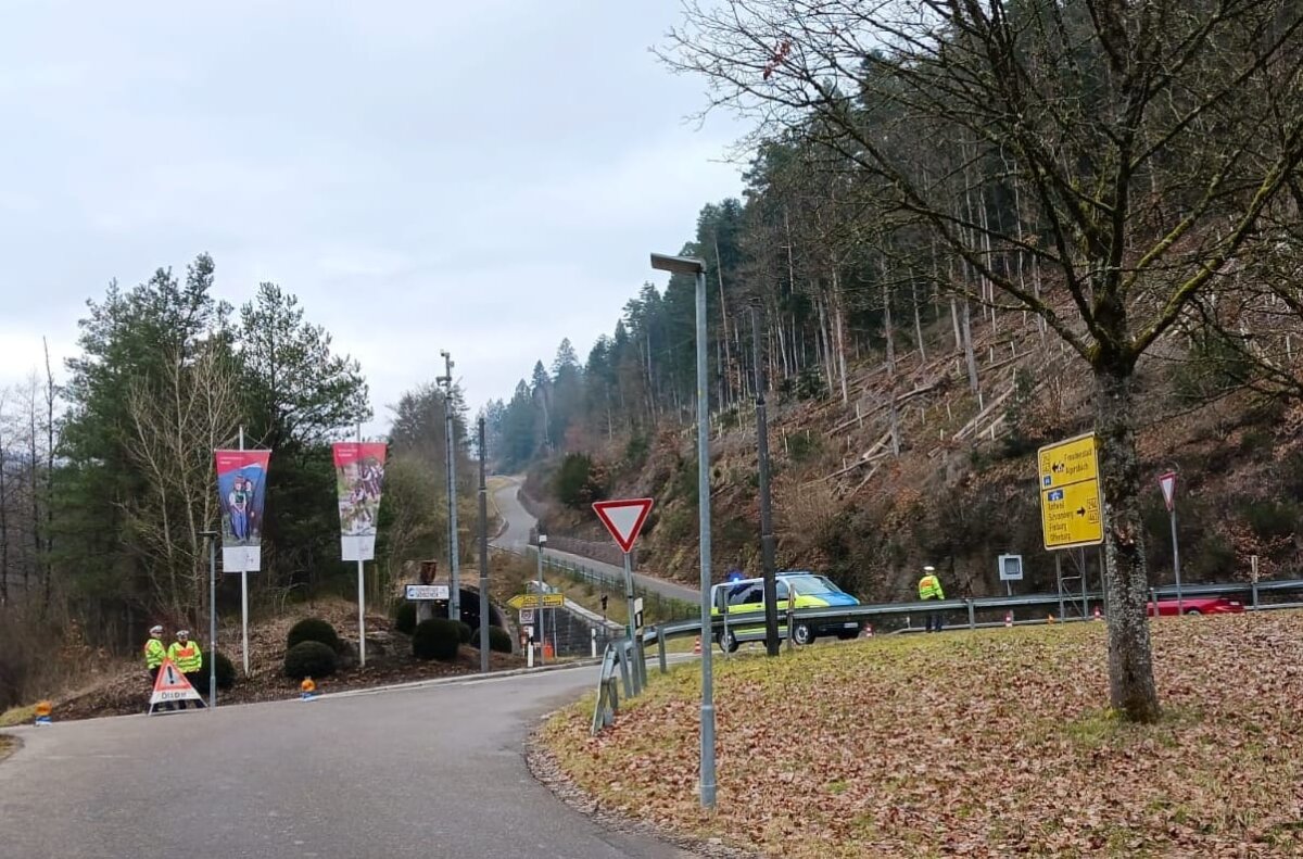 Zufahrt abgeriegelt: Die Schramberger Straße in Schiltach ist an diesem Donnerstagmorgen ein Einsatzort. Foto: Martin Himmelheber