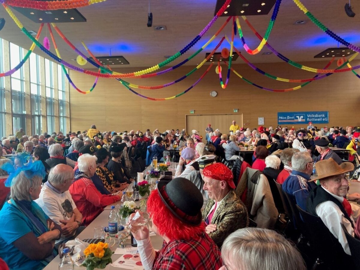 Gut gefüllt war  die Stadthalle bei der Seniorenfasnet 2025. Fotos: Seniorenreferat