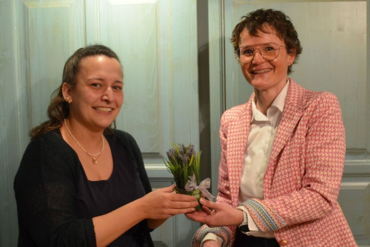 Die CDU-Stadtverbandsvorsitzende Miriam Kammerer (rechts) dankt der Bundestagskandidatin Carmen Jäger, stellvertretend für alle Mitwirkenden, für das Engagement im Wahlkampf. Foto: Baumgärtner