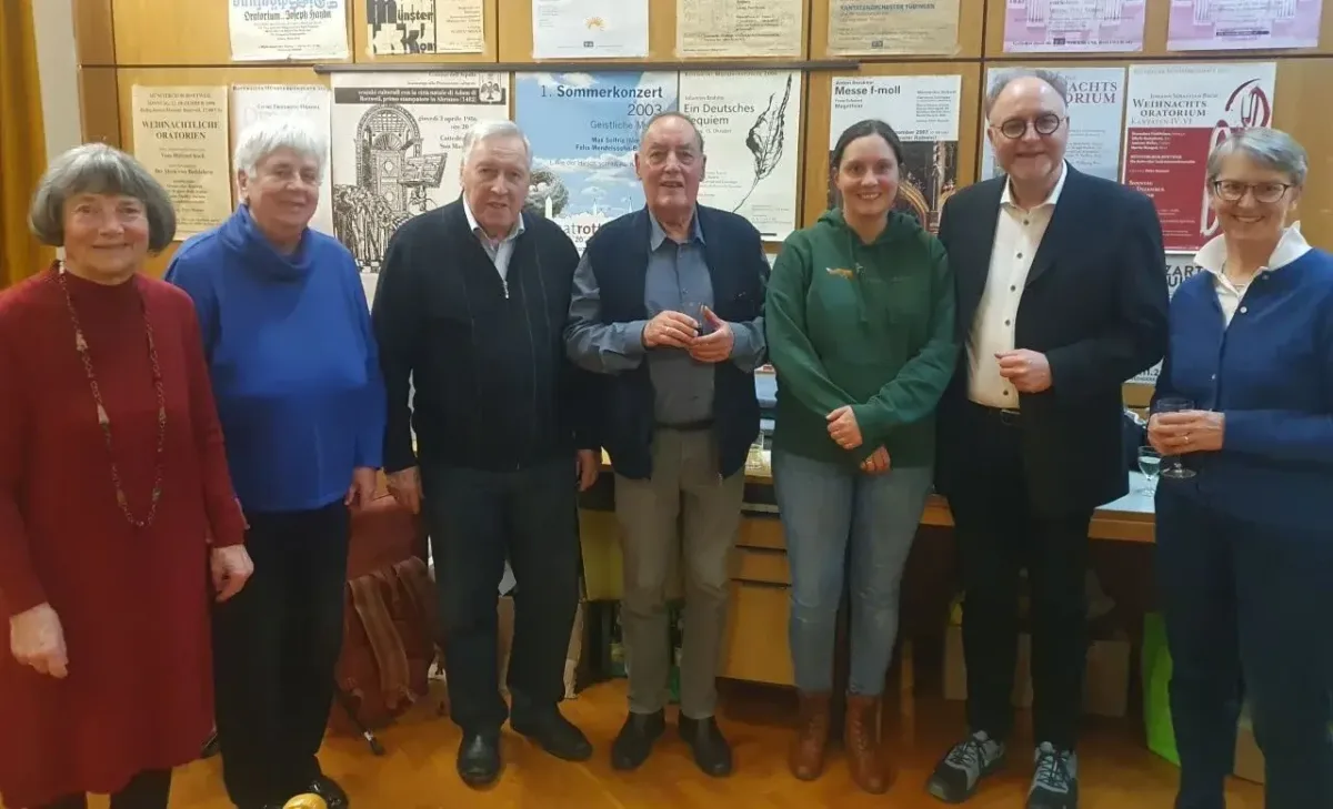 Von links: Martha Strasser, Liselotte und Berthold Hildebrand, Peter Strasser,
Regionalkantorin Lisa Hummel, Patrick Mink,
1. Vorsitzender und Heike Lutz-Marek, 2. Vorsitzende des Münsterchors
Rottweil.
(Foto: Mink)
