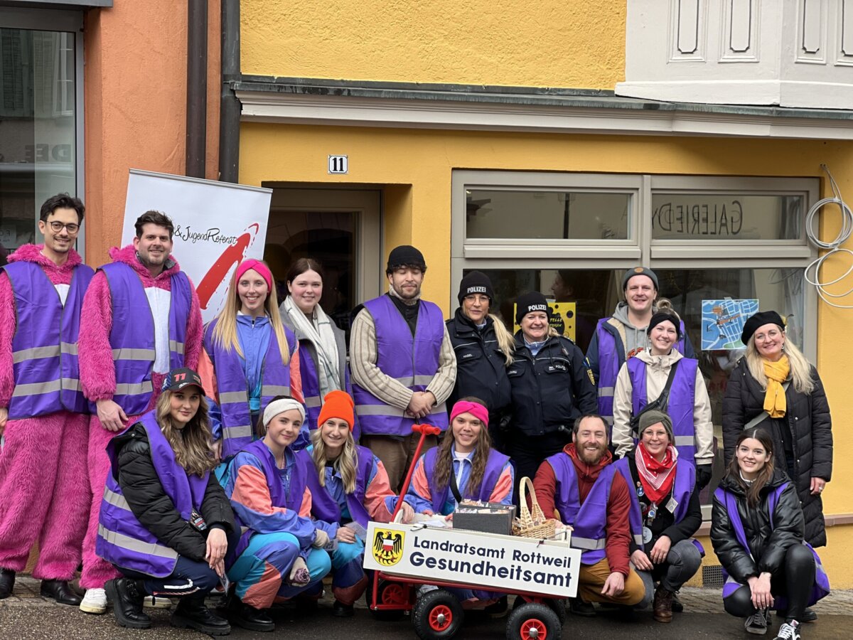 Die Akteure am Schmotzigen in der Innenstadt: Fachstelle Sucht, FHF + Auswege e.V., das städtische Kinder- und Jugendreferat, Ordnungsamt, Polizei, die Schulsozialarbeit der städtischen Schulen sowie das Gesundheitsamt. Foto: pm