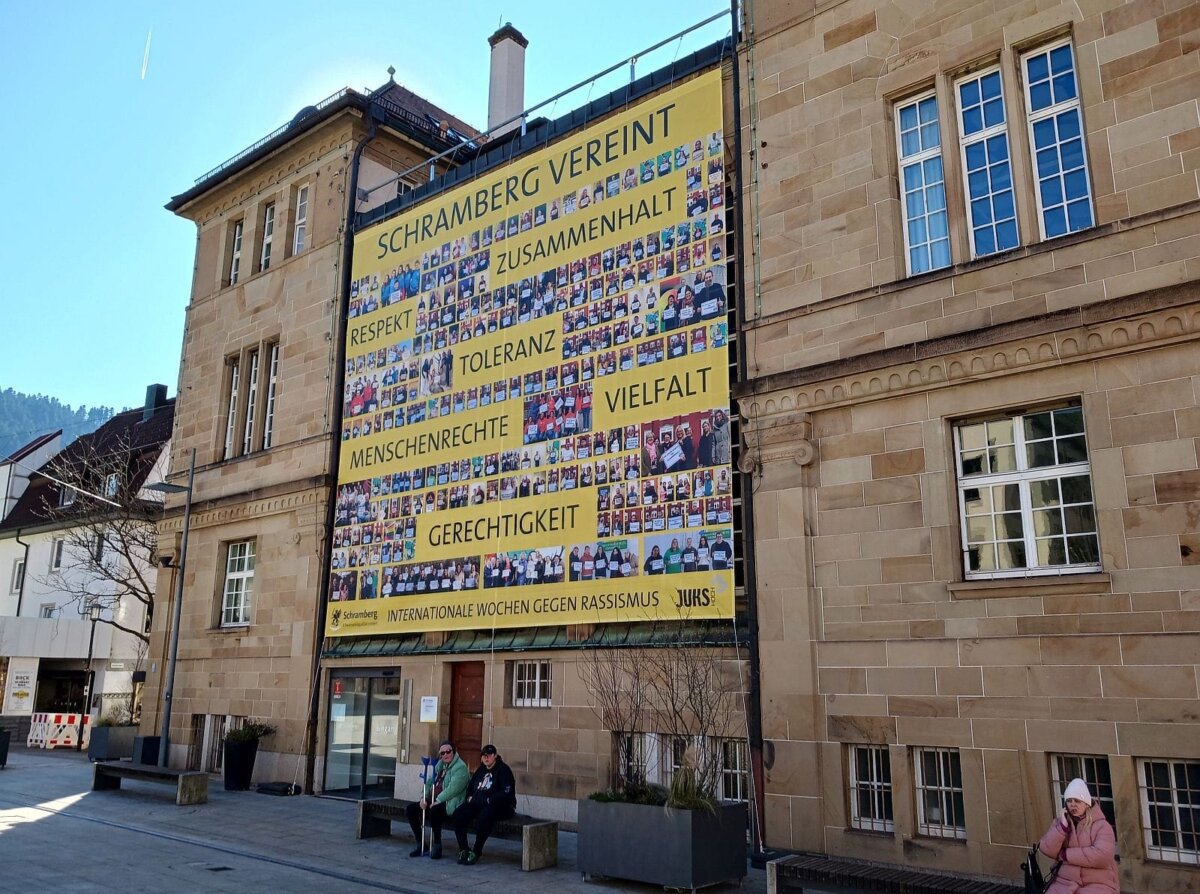 Seit dem 18. März hängt das Transparent am Rathaus. Foto: him