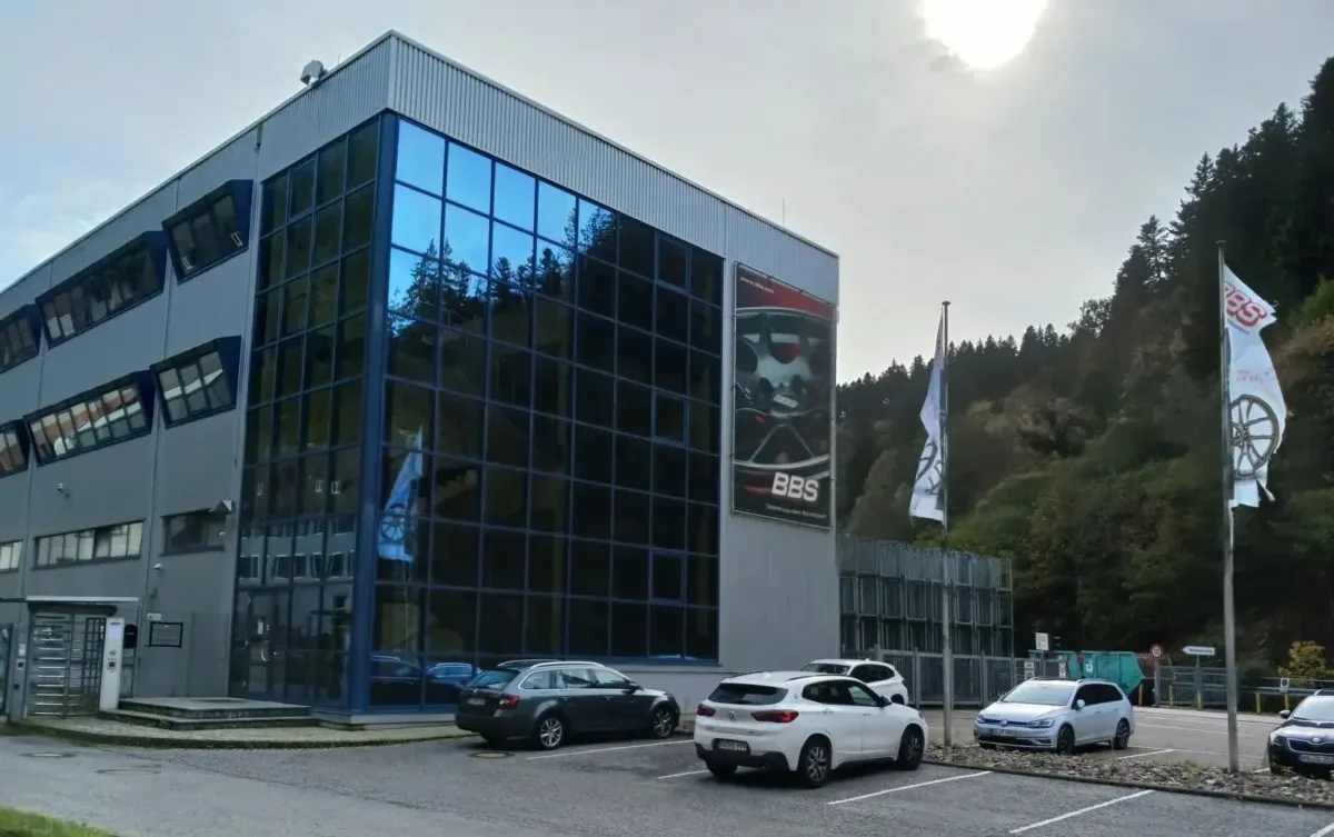 Bald wieder mehr Autos auf dem Parkplatz? Archiv-Foto: him