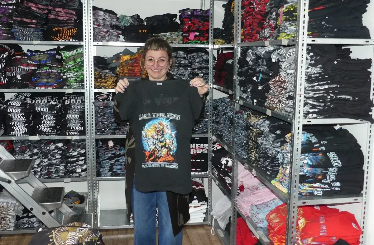 Sabrina Jacoby mit einem Bang-Your-Head-Festival-T
-Shirt. Foto: him
