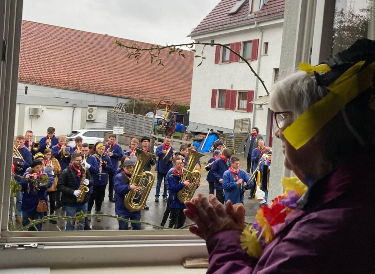 Auch dieses Jahr wurde die Fasnet in der Tagespflege für Senioren Mary Kampman wieder ausgelassen gefeiert. Ein besonderes Highlight war der Auftritt der Fasnetskapelle, die mit ihren schwungvollen Melodien nicht nur die Gäste der Einrichtung, sondern die gesamte Schützenstraße in Feststimmung versetzte. Fotos: Haag
