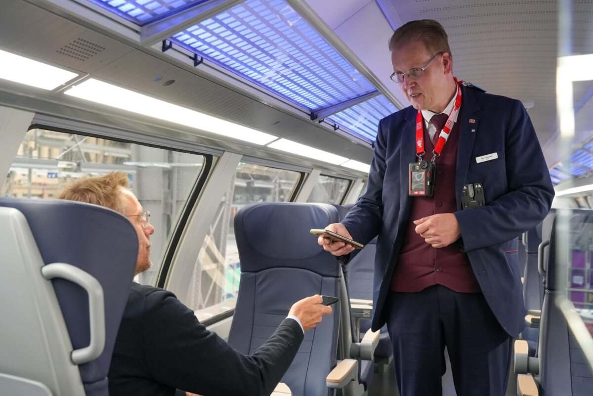 Einsatz von Bodycams bei den Kundenbetreuern (KiN) bei DB Regio. Copyright: Deutsche Bahn AG / Volker Emersleben