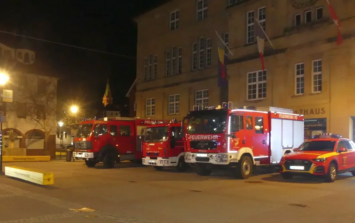 Feuerwehrfahrzeuge auf dem Rathausplatz geparkt. Foto: him