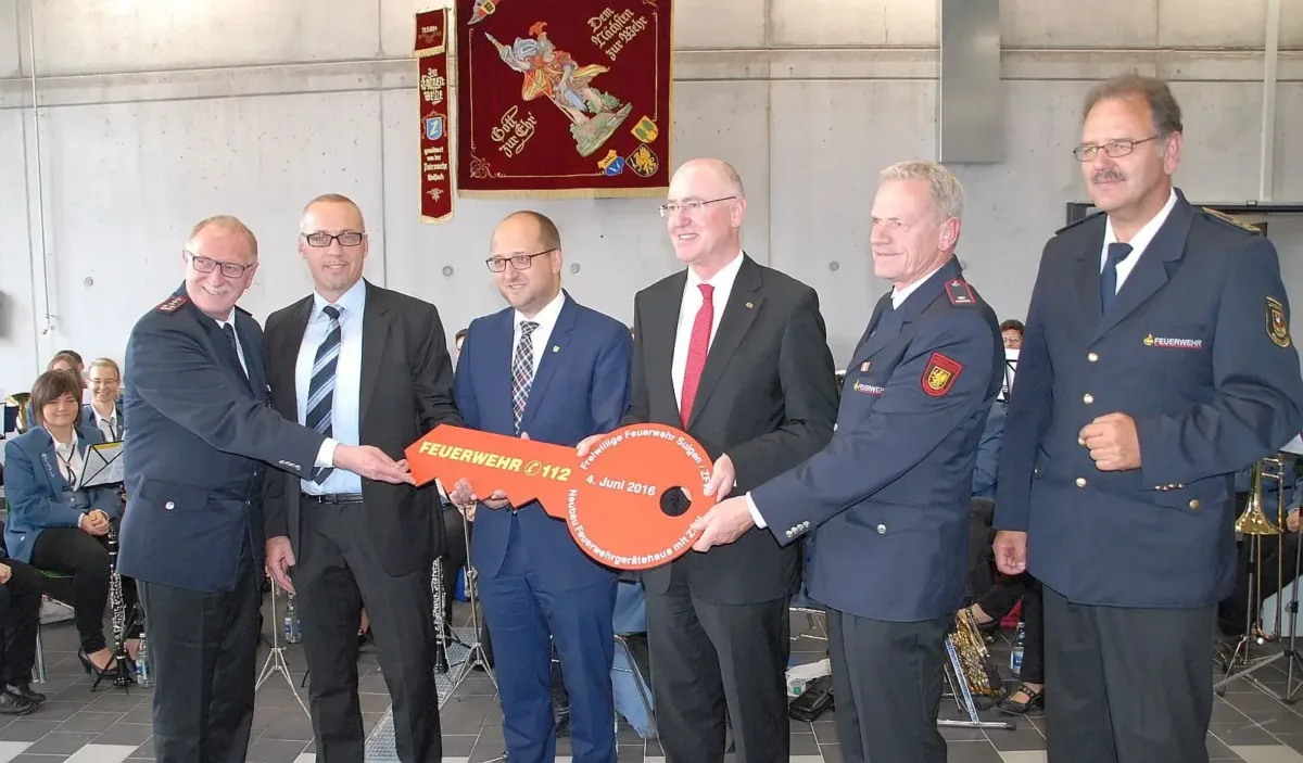 Strahlende Gesichter bei der Einweihung des Feuerwehrgerätehauses Sulgen im Juni 2016: Der damalige Stadtbrandmeister Werner Storz, Architekt Claus Rehm, der damalige OB Thomas Herzog, Landrat Wolf-Rüdiger Michel, der damalige Abteilungskommandant Hubert Roming und der damalige Kreisbrandmeister Mario Rumpf (von links). Archiv-Foto: him
