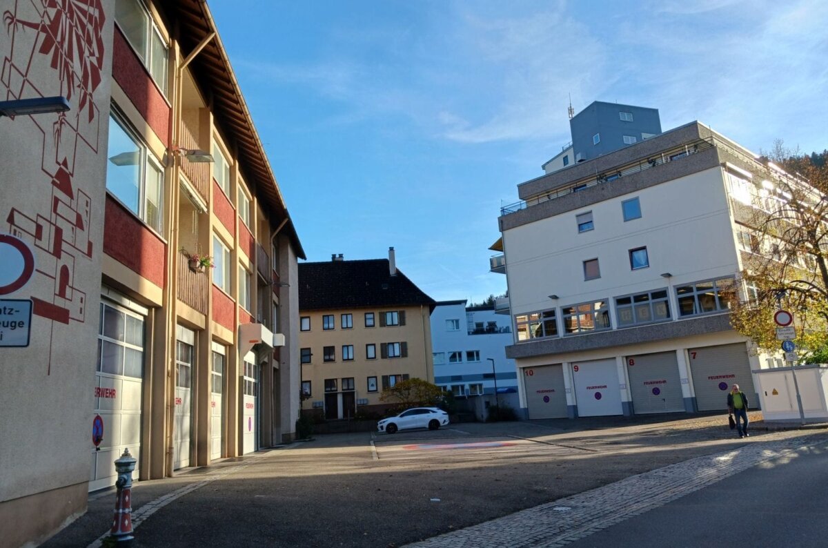 In die Jahre gekommen: Das Feuerwehrgerätehaus in der Talstadt.  Links das Hauptgebäude, rechts in den Garagen befinden sich weitere Fahrzeuge. Foto: him