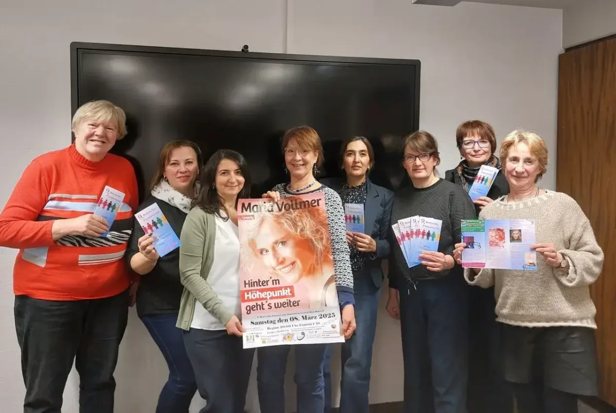 Von links:  Inge Keller (Team Frauenwoche), Lidia Kappes (Internationales Frauenfrühstück Hegneberg), Nurcan Keskinsoy (DITIB Frauenverband), Petra Karnowka (Team Frauenwoche), Dudu Ulucanli (DITIB), Christine Ott-Vollmer (Fachstelle Integration), Annette Braun (Team Frauenwoche) und Barbara Böcker (Frauen helfen Frauen & Auswege). Foto: mm