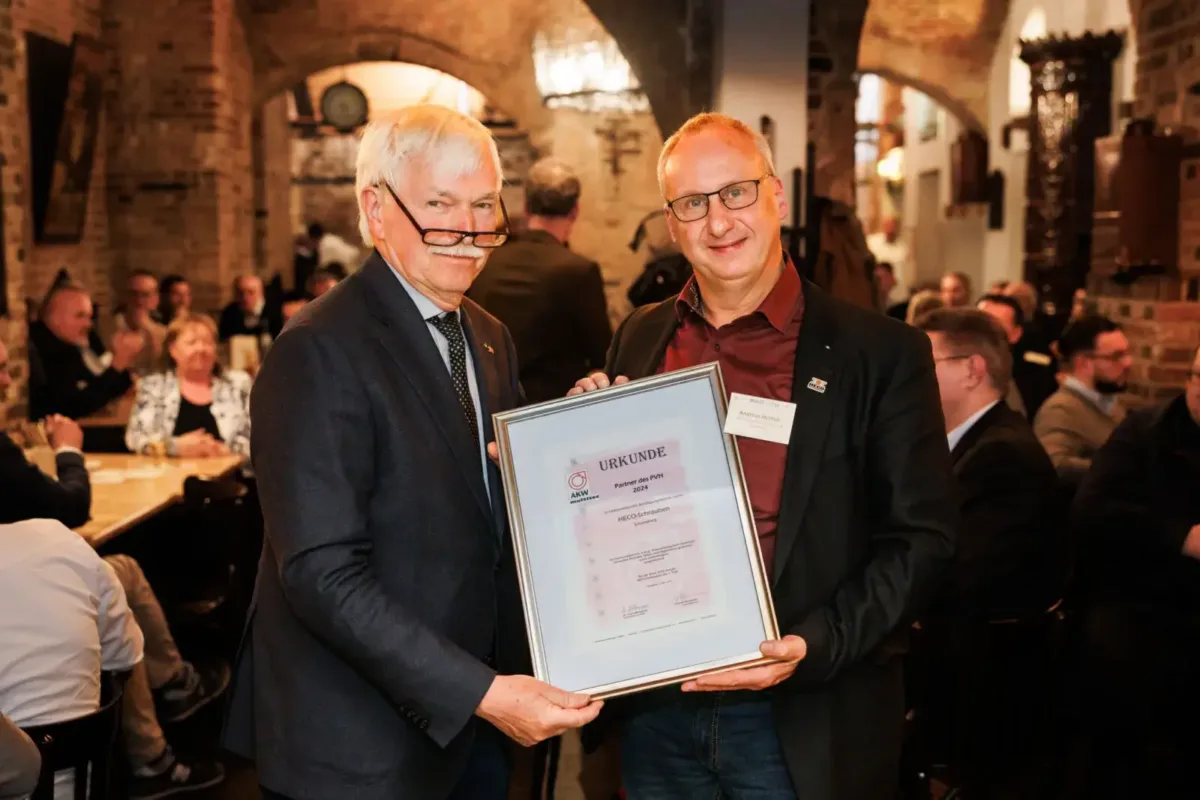 Ausgezeichnet: HECO-Schrauben erreicht den 1. Platz im Bereich Befestigungstechnik bei der Fachhandelspartnerwahl 2025.
Im Bild: rechts Andreas Hettich (Leiter Business Development) mit Herr Dr. Paul Kellerwessel (Vorsitzender des AKW/multitec)
Bildquelle: ZHH/Christoph Kawan