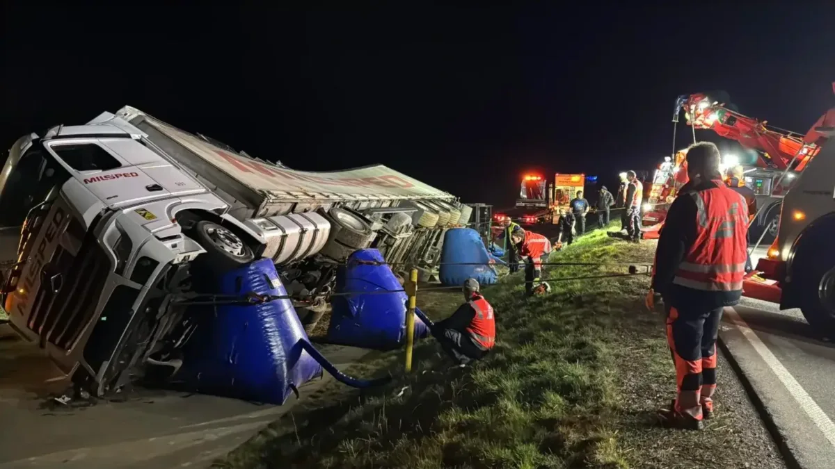 Der fast wieder aufgerichtete Lkw. Foto: Andreas Maier