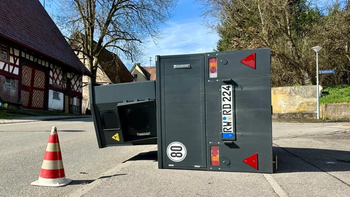 Umgekippter Blitzeranhänger. Foto: gg