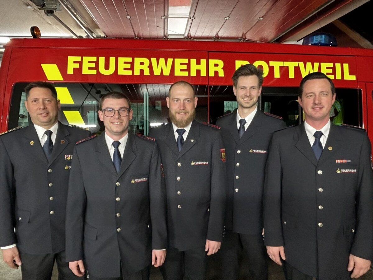 Von links: Stadtbrandmeister Frank Müller, Alexander Butsch, Benedikt Digeser, Martell Günther und Abteilungskommandant Jens Burkhardt. Foto: Feuerwehr Rottweil