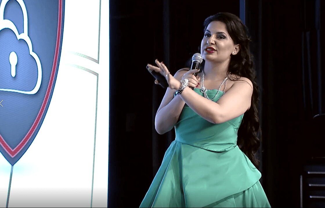 Ruja Ignatova beio einer OneCoin-Großveranstaltung in Macau im Mai 2015. Aus einem OneCoin-Video: "The Rise of the Empire"