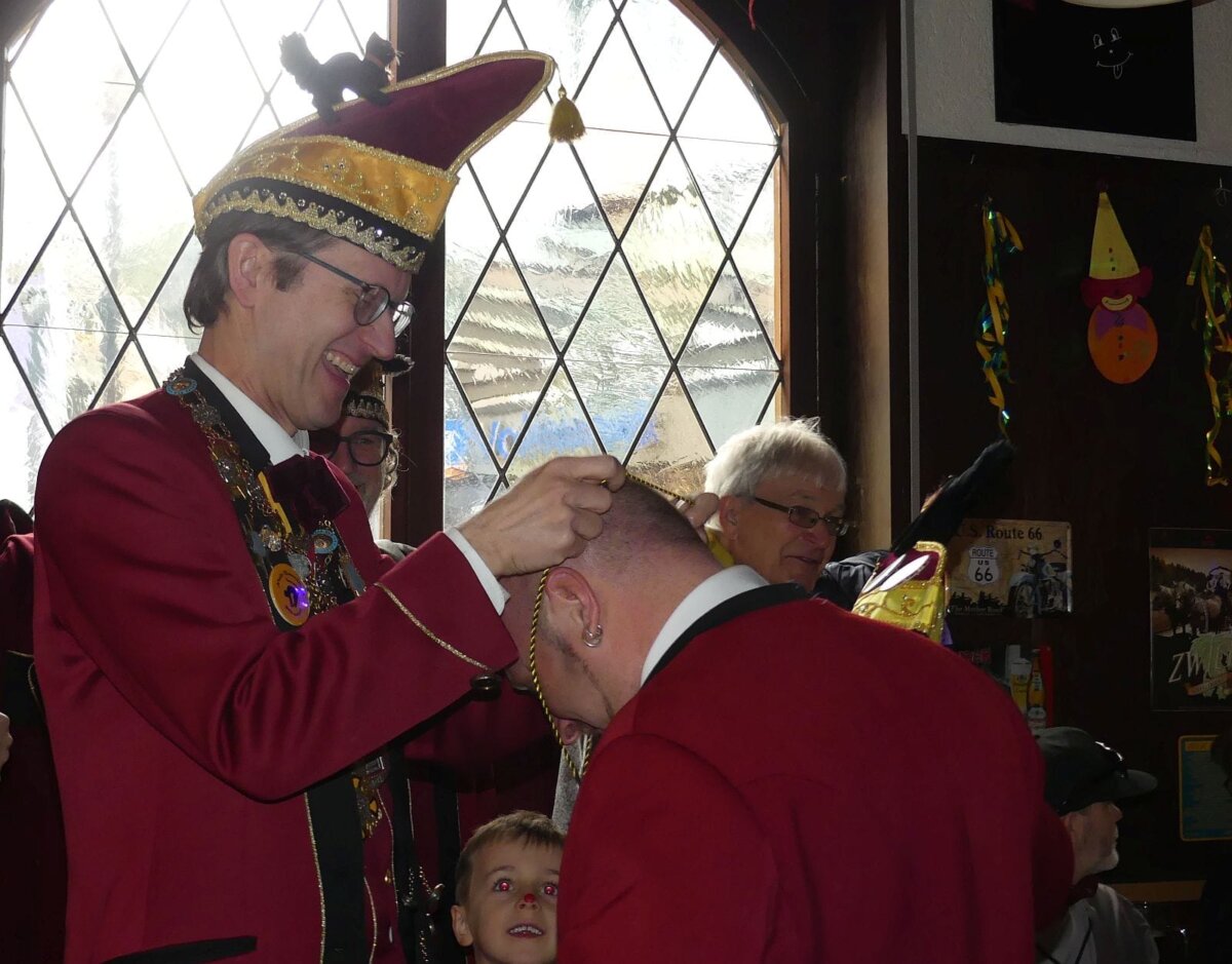 Immer auch ein großer Spaß: Ordensverleihung durch Zunftmeister Tobse Dold im Bruckbeck. Foto: him