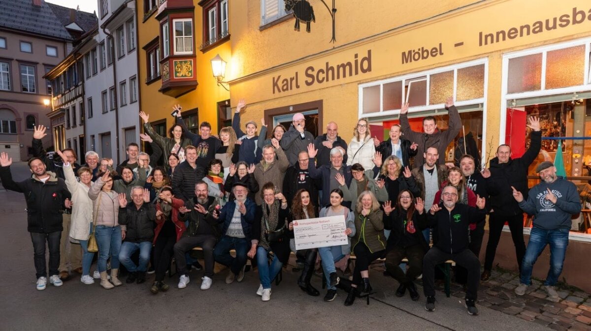 Helfer und Verantwortliche vor dem Schwarzen Lamm. Foto: pm