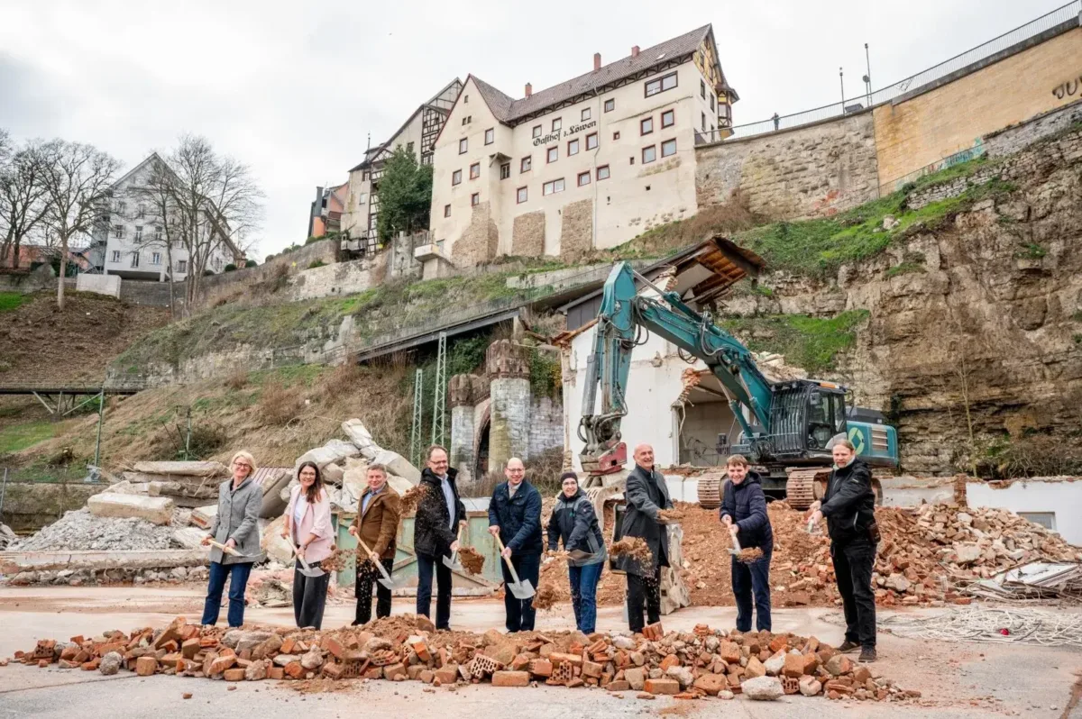 Das Foto zeigt von links: Annette Stoll-Zeitler und Bürgermeisterin Ines Gaehn, Geschäftsführerinnen der Landesgartenschau GmbH, Holger Hüneke, Technischer Geschäftsführer der Energieversorgung Rottweil, Manuel Winterhalter, Leiter der Umweltabteilung im Regierungspräsidium Freiburg, Oberbürgermeister Dr. Christian Ruf, Bernadette Bohnert, HPC AG Fachbereichsleiterin Altlasten, Hermann Kopp, Erster Landesbeamter Landkreis Rottweil, Alexander Scheffler und Martin Griesser, LUBW, Referat 22 Bodenschutz und Altlasten (Foto: Ralf Graner Photodesign).