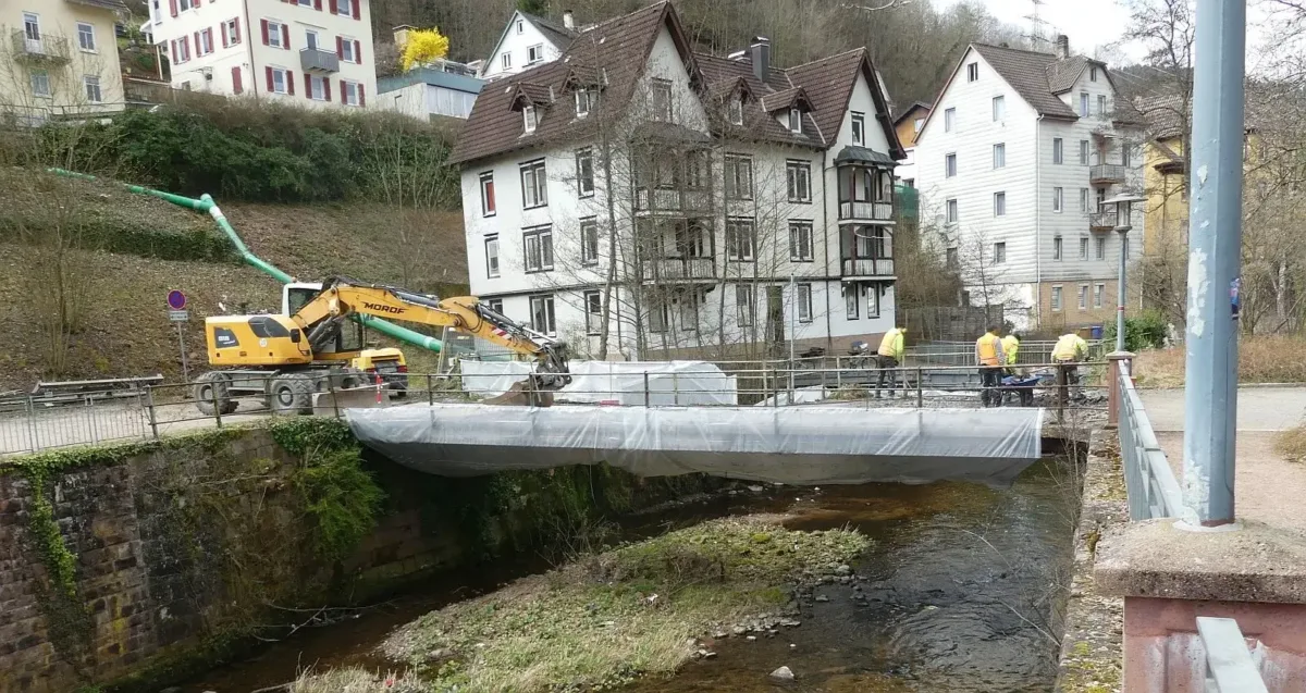 Abbruch der Schiltachbrücke hat begonnen. Foto: him