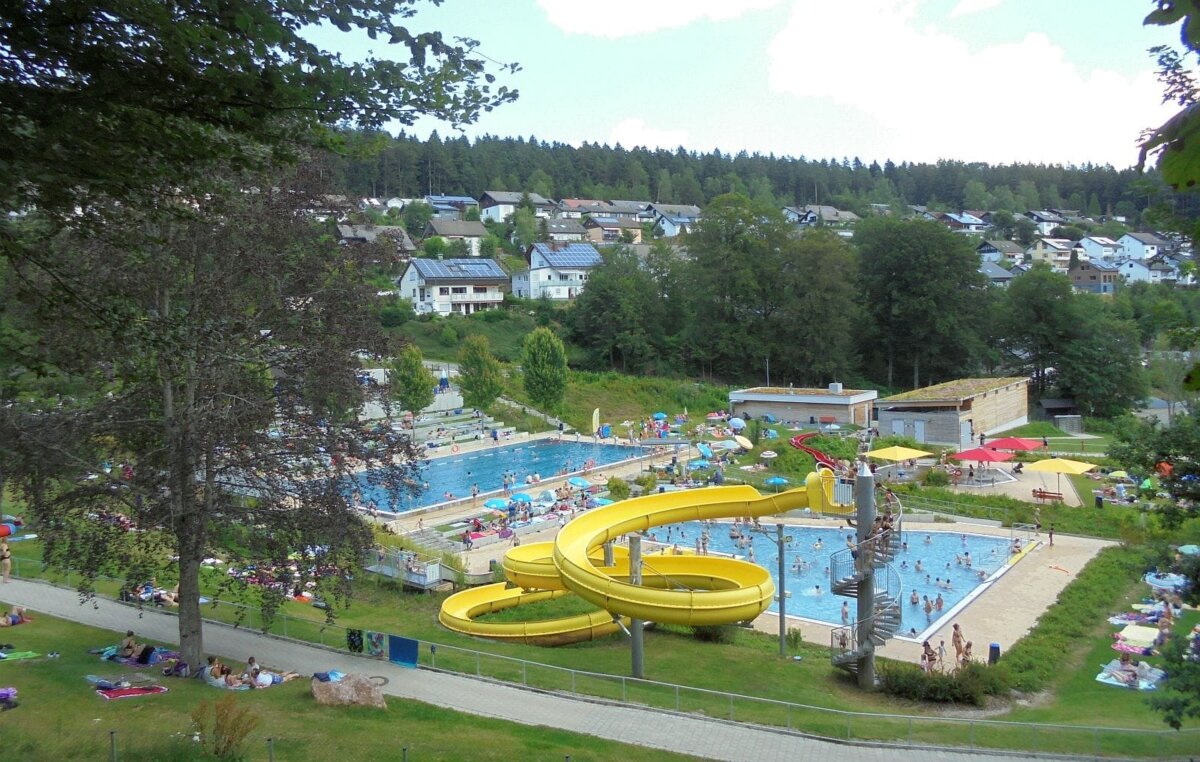 Das gab es leider nicht allzu oft im Jahr 2025: Hochbetrieb in der Hochsaison im sanierten Freibad in Tennenbronn. Archiv-Foto: him