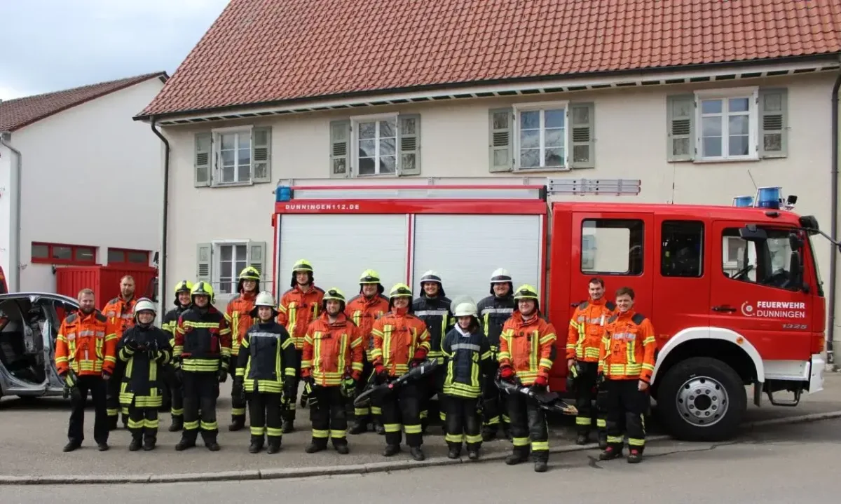 Die erfolgreichen Lehrgangsteilnehmerinnen und -teilnehmer mit einem Teil Ihrer Ausbilder. Foto: fw