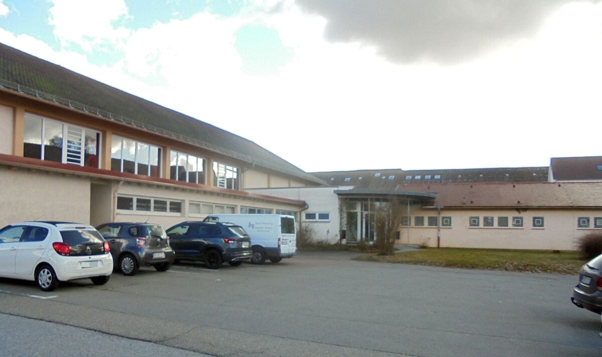 Turn- und Festhalle Sulgen (links) bleibt bis auf weiteres gesperrt. Archiv-Foto: him