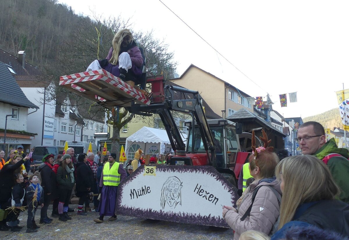 Auch  die Mühle-Hexen aus Aichhalden waren im Schramberger Umzug dabei. Foto: him