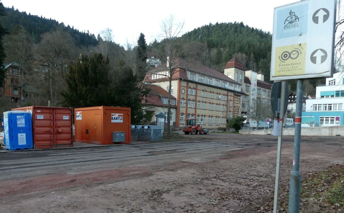 Auf diesem Parkplatz bei der H.A.U. in Schramberg soll ein Wohnmobilstellplatz mit Ver- und Entsorgungsstation entstehen. Foto: him