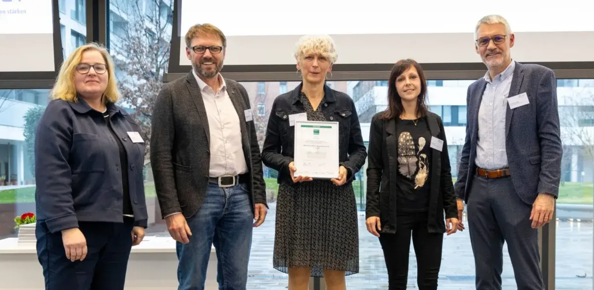 Die Gewinner mit der erneuerten Urkunde. Rechts im Bild Geschäftsführer Thomas Brugger. Foto: pm