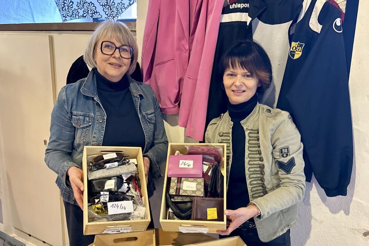 die Mitarbeiterinnen Petra Schwarz (links) und Tanja Zimmerer mit einem Teil der Fundsachen des Fundbüros der Stadt Rottweil. Viele der Sachen werden nicht abgeholt und dann für einen wohltätigen Zweck gespendet (Foto: Stadt Rottweil / Hermann).