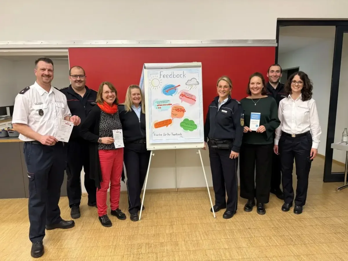 Andreas Roth (stv. Kreisjugendwart), Manuel Suhr (Stadtbrandmeister Oberndorf), Renate Weiler (FhF-Auswege e.V.), Tanja Kaluza-Rall (Polizeipräsidium Konstanz), Maren Hagel (Polizeipräsidium Konstanz), Sarah Link (FhF-Auswege e.V.), Philipp Glunz (Kreisbrandmeister) und Sina Ulmschneider (Feuerwehr Rottweil) stellen das Gewaltschutzkonzept vor. Foto: Patrick Kohl / Kreisjugendfeuerwehr im Kreisfeuerwehrverband Rottweil