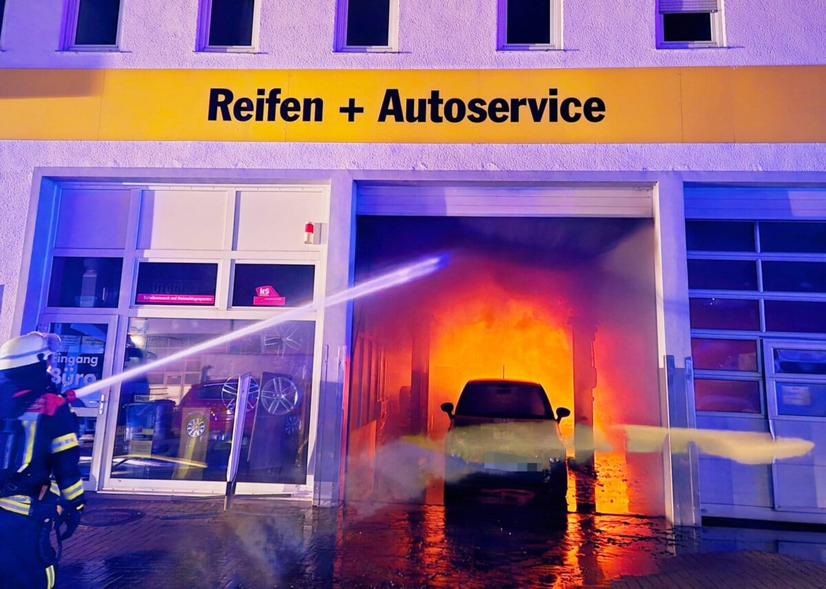 Brand einer Autowerkstatt in Trossingen. Foto: Pascal Deleye, Feuerwehr Trossingen